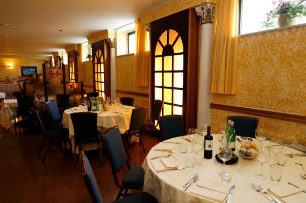Hotel Le Moran Cusago Bagian luar foto